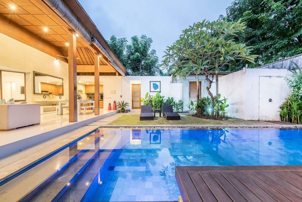 Manis, Luxury 3 Bedroom Heart Of Villa Seminyak (Bali)