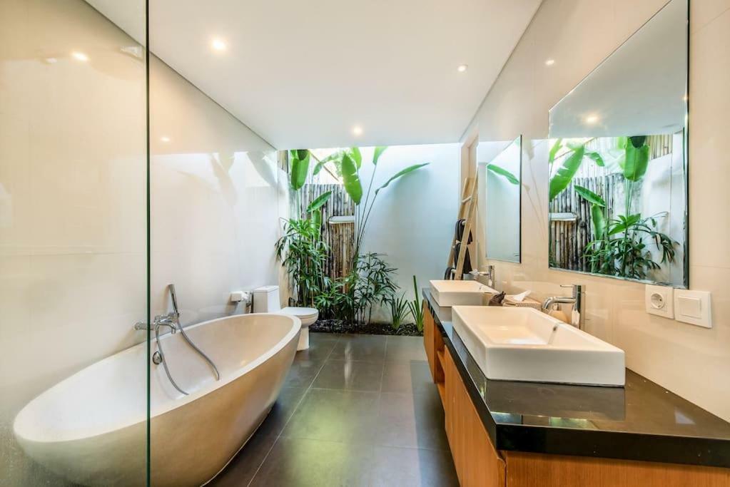 Manis, Luxury 3 Bedroom Heart Of Villa Seminyak (Bali)